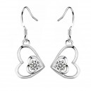Boucles d'oreilles coeurs sur le côté oxyde de zirconium argenté