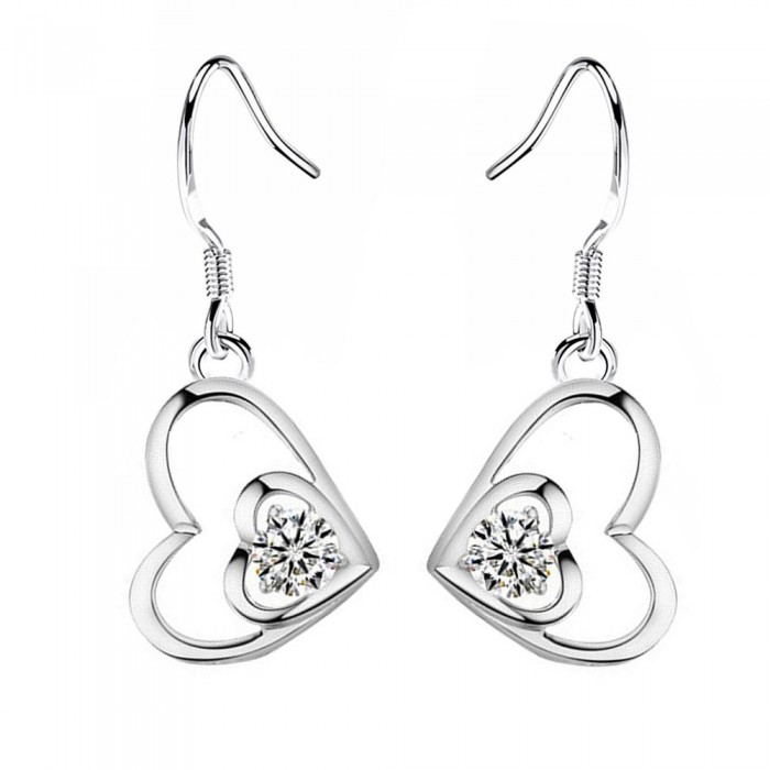 Boucles d'oreilles coeurs sur le côté oxyde de zirconium argenté