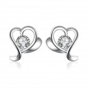 Boucles d'oreilles coeur avec un oxyde de zirconium argenté