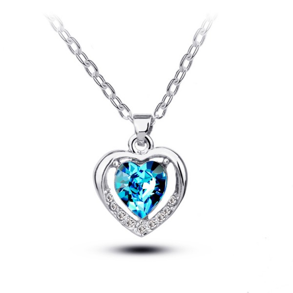 Collier coeur de strass dans un coeur argenté