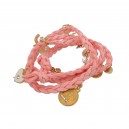 Bracelet multirang à breloques tressé rose avec plusieurs pendentifs dorés
