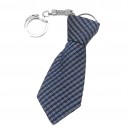 Porte-clés cravate en tissu carré gris sur fond noir argenté