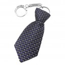 Porte-clés cravate en tissu motif blanc et bleu sur fond noir argenté