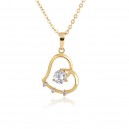 Collier coeur sur le côté oxyde de zirconium doré